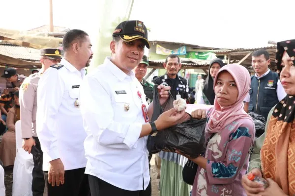 Pj Bupati Tangerang saat melakukan pemantauan operasi pasar. (Dok. Pemkab Tangerang)