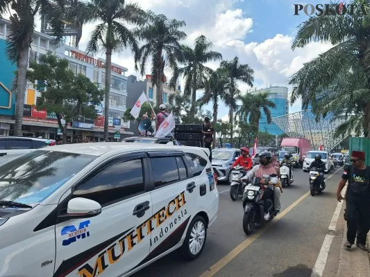 Aksi konvoi para sopir di Jalan Boulevard, Summarecon Bekasi, Bekasi Utara sebabkan kemacetan. (Poskota/Ihsan Fahmi)