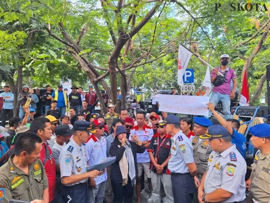 Ratusan sopir bertemu Kadishub Kota Bekasi membahas polemik terkait pungutan liar di kantor Dinas Perhubungan Kota Bekasi, Jalan Pangeran Jayakarta, Harapan Jaya, Medan Satria. (Poskota/Ihsan)