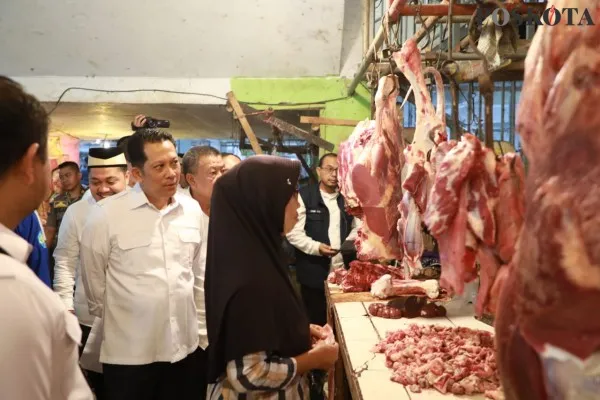 Pj Bupati Tangerang, Andi Ony saat melakukan monitoring harga daging. (Poskota/Veronica)