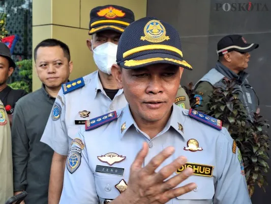 Kadishub Kota Bekasi, Zeno Bachtiar saat ditemui wartawan di kantor Dishub, Jalan Pangeran Jayakarta, Medan Satria, Kota Bekasi. (Poskota.co.id/Ihsan Fahmi)