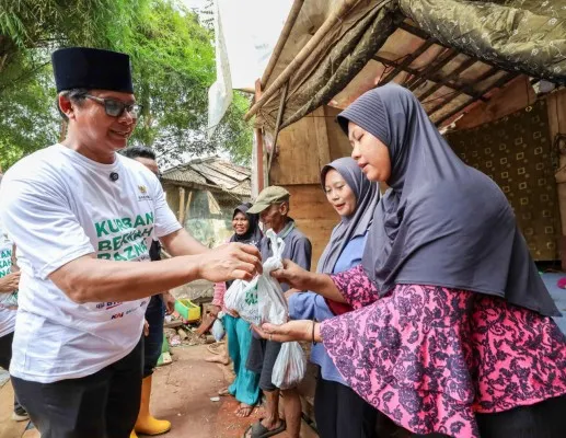 Foto: Baznas membagikan daging kurban kepada warga di Bantar Gebang, Bekasi. (Dok. Baznas)