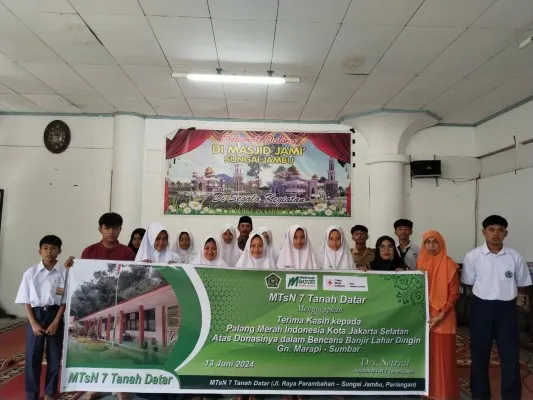 PMI Kota Jakarta Selatan memberikan bantuan kepada korban bencana alam di Tanah Datar Sumatera Barat dengan menyasar para guru dan murid sekolah. (Dok Humas PMI Kota Jakarta Selatan)