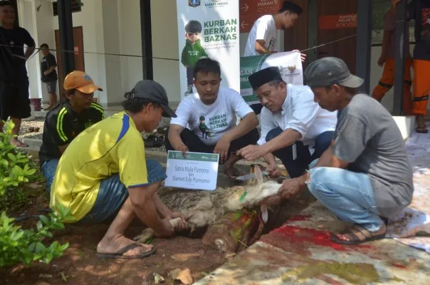 Foto: Baznas DKI Jakarta berbagi kebahagiaan kurban di Pesantren Tahfidz Difabel. (Dok. Baznas)