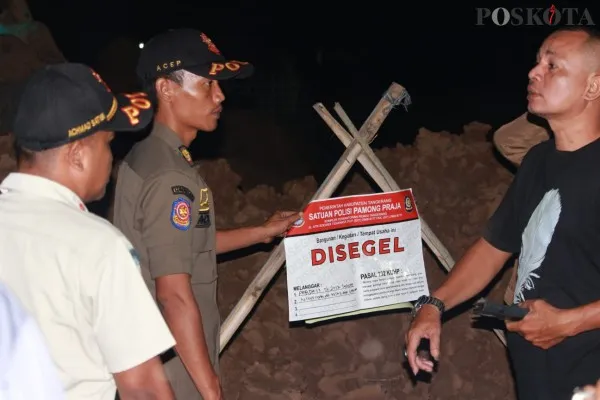 Anggota Satpol PP saat melakukan penyegelan galian tanah di Kronjo, Jumat, 21 Juni 2024. (Poskota/Veronica Prasetyo)