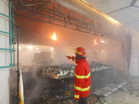 Petugas pemadam saat berada di area Revo Mall ketika terjadi kebakaran, Sabtu, 22 Juni 2024 lalu. (Dok. Dinas Pemadam Kebakaran Kota Bekasi)