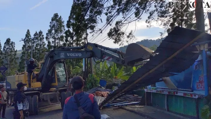 Alat Berat mulai membongkar lapak PKL di Puncak, Bogor. (Poskota/Panca Aji)