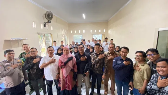 Anggota KPU Provinsi Jawa Barat, Hari Nazarudin, bersama KPU Karawang dan petugas pantarlih di Desa Warungbambu, Kecamatan Karawang Timur, Senin (24/6/2024).(Poskota/Aep Saepuloh)