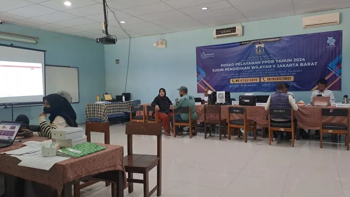 Suasana Posko PPDB Sudin Pendidikan Jakarta Barat di SMA Negeri 78 Jakarta saat hari terakhir pendaftaran jalur zonasi, Rabu (26/6/2024). (Poskota/Pandi)