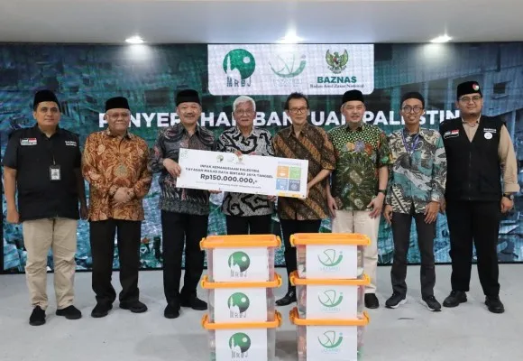 Foto: Yayasan Masjid Raya Tangerang Selatan menyalurkan Infak Kemanusiaan ke Palestina senilai Rp150 juta ke Baznas RI. (Dok. Baznas)