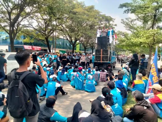 Kapolres Serang AKBP Condro Sasongko saat tampil di mobil komando unjuk rasa DPC SPN di Kawasan Industri Modern Cikande, Kamis 27 Juni 2024. (Poskota/Rahmat Haryono)