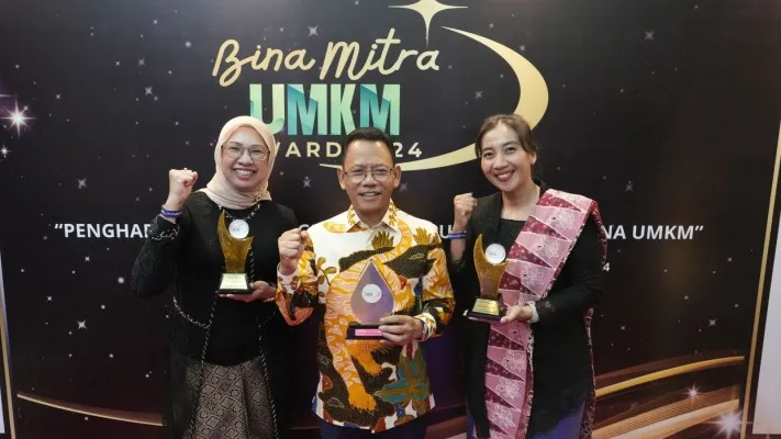 Foto: UMKM Binaan PLN Unit Induk Distribusi Jakarta Raya meraih pengghargaan Gold dari Bina Mitra UMKM Award 2024  yang diadakan oleh Corporate Forum for CSR Development (CFCD) di Hotel Bidakara. (Dari kiri) Owner Demero Indonesia, Mega Indah Septian, General Manager PLN Unit Induk, Distribusi Jakarta Raya, Lasiran, dan Owner PT Ika Cipta Harmoni, Putri Ayu Pratami sebagai penerima.(Dok. PLN)