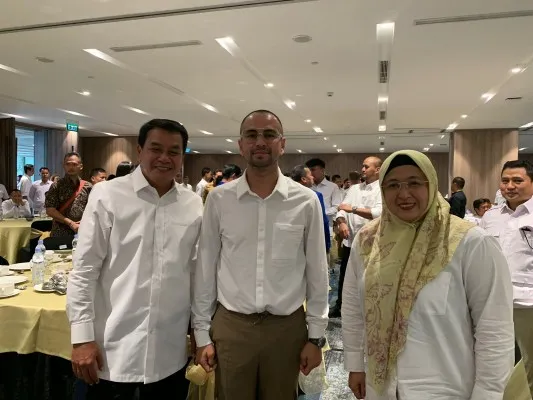 Maesyal Rasyid dan Intan Nurul Hikmah berfoto bersama Raffi Ahmad.