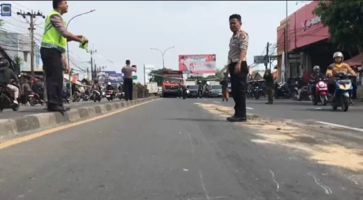 Satpolantas melakukan olah TKP kecelakaan di Jalan Sultan Agung, Kota Bekasi, Selasa, 2 Juli 2024. (Dok. Warga Bekasi Barat)