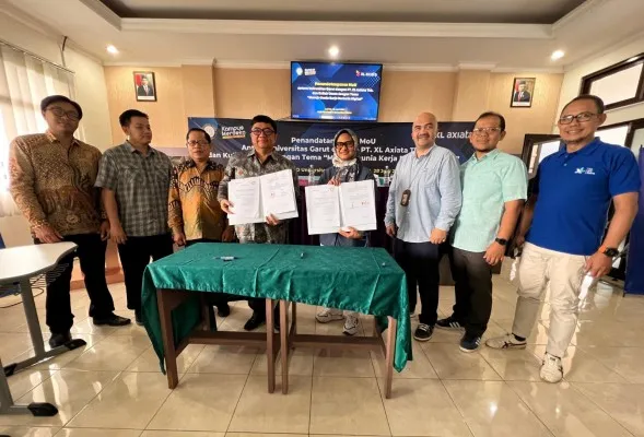 Foto: Presiden Direktur & CEO XL Axiata, Dian Siswarini (keempat dari kanan), sedang melakukan penandatanganan nota kesepakatan kerjasama bersama Rektor Universitas Garut, Dr. Ir. H. Abdusy Syakur Amin, M.Eng, IPU (keempat dari kiri) di kampus Universitas Garut, Jawa Barat. (Dok. XL Axiata)