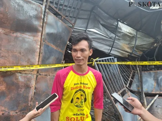 Asep, karyawan gudang parabot di Jatiasih, Kota Bekasi mengungkap peristiwa kebakaran yang menewaskan satu keluarga. (Poskota/Ihsan)