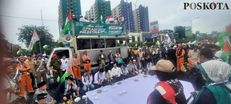 Aksi solidaritas bersama Palestina di Jalan Ahmad Yani, Kota Bekasi. (Poskota/Ihsan)