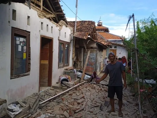 Warga memperlihatkan kerusakan akibat gempa bumi dengan kekuatan magnitudo (M) 4.4 di Kabupaten Batang. (Dokumen BNPB)