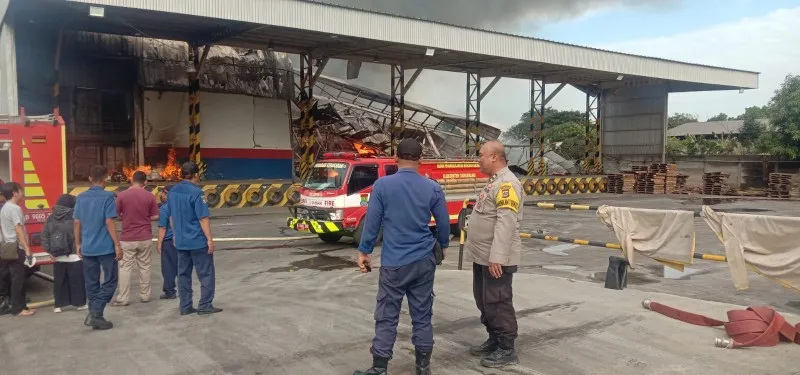 Kebakaran menerjang pabrik Kobe, di Jalan Industri 3, Kecamatan Cikupa, Kabupaten Tangerang, pada Minggu, 8 Juli 2024 kemarin. (Dok. Polsek Cikupa)