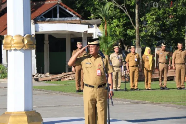 Hormat terakhir Maesyal Rasyid sebagai Sekda Kabupaten Tangerang kepada ASN. (Poskota/Veronica)