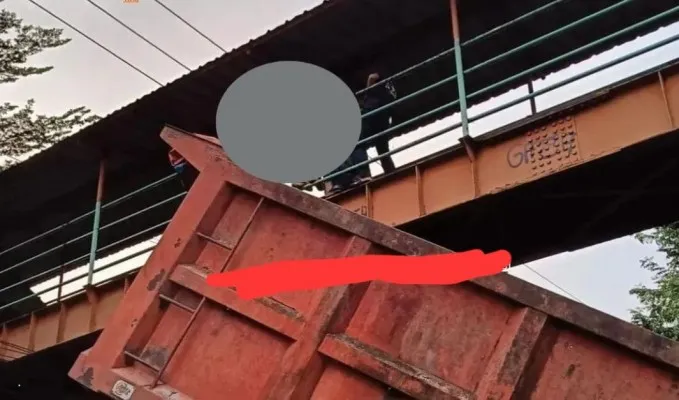 Truk sampah berjaga di bawah jembatan penyebrangan Pasar Bantargebang, Kota Bekasi saat seorang lansia diduga hendak bunuh diri. (Instagram @Infobekasi)