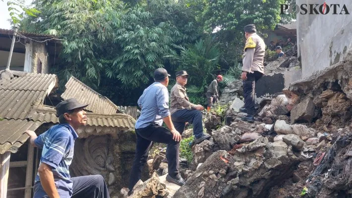 Camat Cipayung, Hasan Nurdin dan Kapolsek Pancoran Mas, Kompol Triharijadi melakukan mitigasi bersama tim gabungan membersihkan material longsor di Jalan Taman Induk, RT 4/11 Kelurahan Cipayung pada Selasa, 9 Juli 2024. (Poskota/M Irwan) 