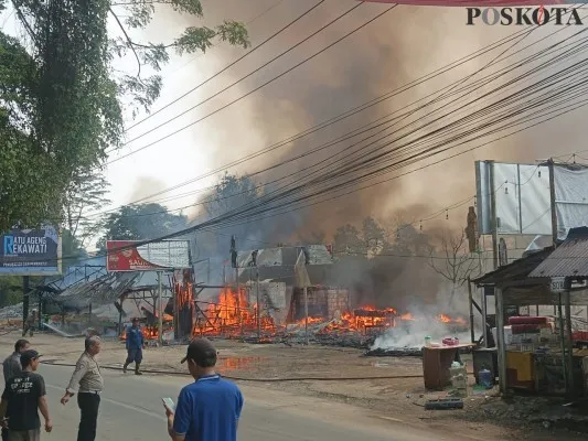 Kebakaran lapak buah dan rumah makan di Tigaraksa, pada Jumat, 12 Juli 2024. (Poskota/VeronicaPrasetyo)