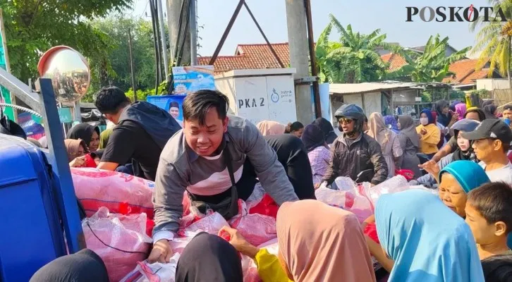 Antusiasme warga Pakuhaji, Kabupaten Tangerang saat menerima beras gratis dari Arief R Wismansyah. (Poskota/Veronica)