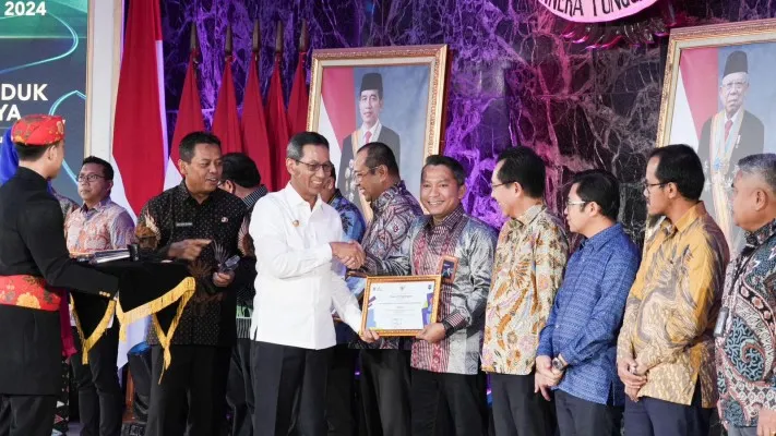 Foto: Senior Manager Komunikasi dan Umum PLN Unit Induk Distribusi Jakarta Raya, Haris Andika menerima penghargaan Derap Kerja Sama Jakarta 2024 yang diberikan langsung oleh PJ Gubernur DKI Jakarta, Heru Budi Hartono atas berhasilnya program pemberdayaan masyarakat yaitu Desa Berdjamur. (Dok. PLN)