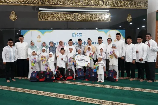 Foto: Manajemen PLN UID Jakarta Raya, Persatuan Istri Karyawan Karyawati (PIKK) PLN UID Jakarta Raya, YBM PLN UID Jakarta Raya dan para anak yatim dhuafa dalam kegiatan Berbagi Kado Muharram. (Dok. PLN)