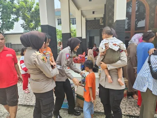 Polwan Polresta Tangerang saat memberikan trauma healing kepada korban kebakaran. (Dok. Humas Polresta Tangerang)