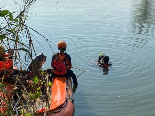 Tim SAR saat melakukan pencarian korban tenggelam di Danau Galian Apoh, Kecamatan Cisauk, Kabupaten Tangerang. (Dok. SAR)