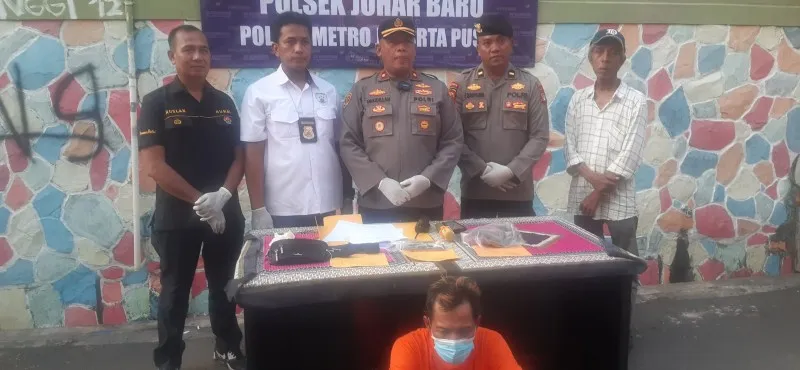 Kapolsek Johar Baru Kompol Ubadillah gelar barang bukti hasil penjambretan pelaku terhadap korban lansia penderita stroke. (foto: dok. Humas Polres Metro Jakarta Pusat)