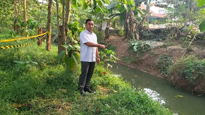 Kasat Reskrim Polres Metro Bekasi Kota, AKBP Muhammad Firdaus saat mengecek TKP ditemukannya Waryanto (53) yang tewas mengambang di penampungan air, Bantargebang. (Poskota/Ihsan)