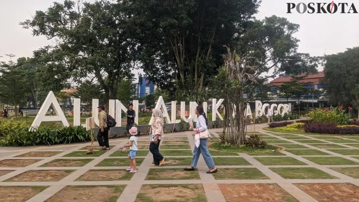 Sejumlah warga berjalan Alun-alun Kota Bogor. (Poskota/Panca Aji)