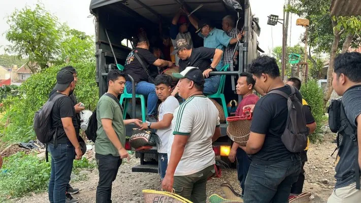 Polisi saat menggerebek sabung ayam di Jatiasih, Bekasi. (Dok. Warga Jatiasih)