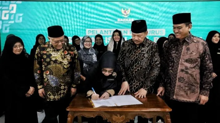 Foto: Pengukuhan Ketua PIA Baznas RI Nur Kusuma Dewi, serta jajaran pengurus PIA Baznas RI. (Dok. Baznas)