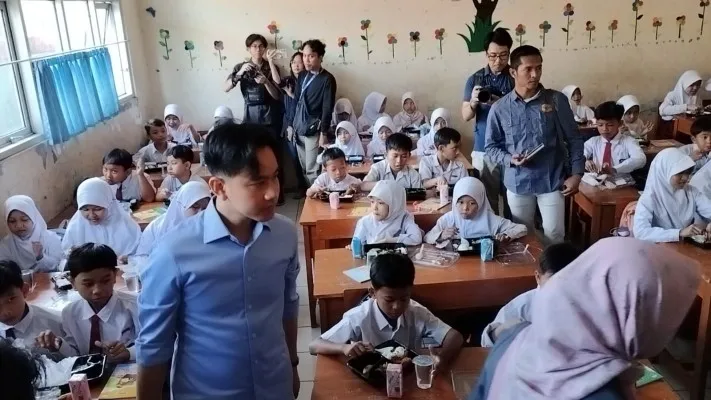 Wakil Presiden terpilih, Gibran Rakabuming Raka, saat meninjau program makan bergizi gratis di Bogor, Selasa, 23 Juli 2024. (Poskota/Panca Aji)