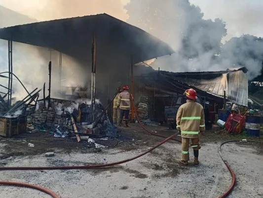 Petugas pemadam kebakaran saat memadamkan api di PT. Otiz Teknologi Indonesia, Jatiasih, Bekasi. (Dok. Damkar Kota Bekasi)