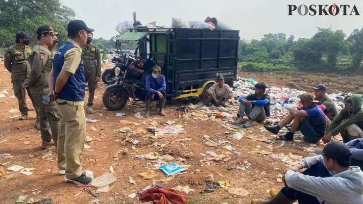 Satgas Kebersihan Kabupaten Tangerang saat melakukan sidak. (Poskota/Veronica Prasetio)