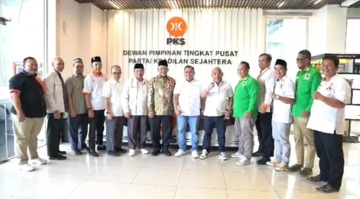 PKS memberikan surat rekomendasi untuk pasangan Heri Koswara-Sholihin di Pilkada Kota Bekasi. (Dok. PKS)