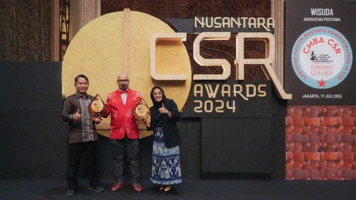 Foto: Chairman The La Tofi School of CSR, La Tofi (Baju Merah) menyerahkan dua penghargaan kepada PLN Unit Induk Distribusi (UID) Jakarta Raya yang diwakili oleh Senior Manager Komunikasi & Umum PLN UID Jakarta Raya, Haris Andika, dan Manager Komunikasi & TJSL PLN UID Jakarta Raya, Intan Nugrahani Putri atas keberhasilannya dalam program pemberdayaan UMKM sehingga meningkatkan kesejahteraan masyarakat. (Dok. PLN)