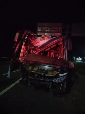 Kondisi bus rombongan petinggi Universitas Pamulang usai mengalami kecelakaan. (foto: mahasiswi Unpam)