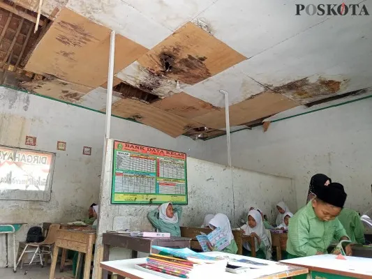 Suasana ruang kelas Madrasah Ibtidaiyah Swasta (MIS) AL-Khaeriyah di Kampung Bojongloa, Desa Bojongloa, Kecamatan Cisoka, Kabupaten Tangerang. (Poskota/Veronica)