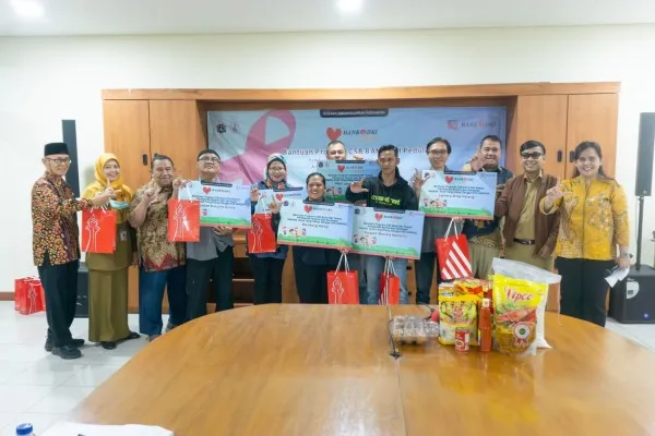 Foto: Bank DKI memberikan bantuan kepada 80 anak yang hidup dengan HIV (ADHIV). (Dok. Bank DKI)