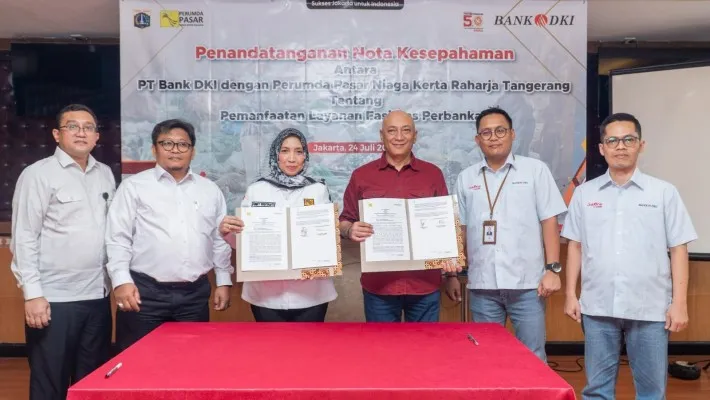 Foto: Direktur Ritel dan Syariah Bank DKI, Henky Oktavianus (Tiga dari kanan) menandatangani Nota Kesepahaman bersama jajaran Manajemen Perumda Pasar Niaga Kerta Raharja dalam upaya memperluas digitalisasi pasar di wilayah Tangerang. (Dok. Bank DKI)