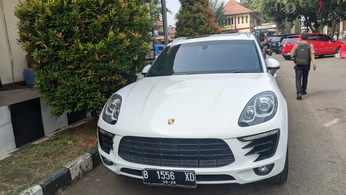 Mobil Porsche barang bukti pemerasan pegawai Pemkab Bogor (Poskota/Panca Aji)