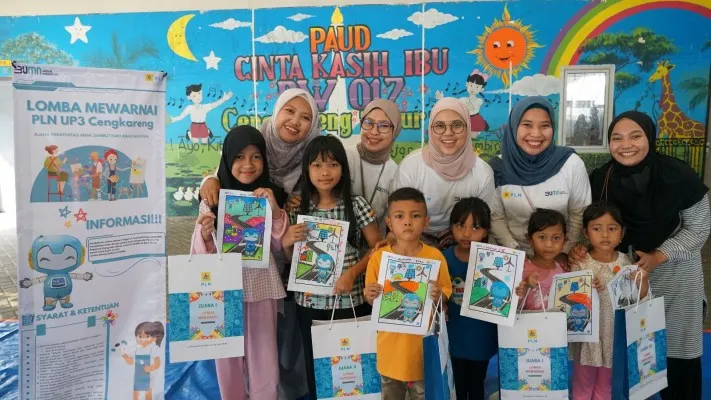 Foto: Pegawai PLN UP3 Cengkareng berfoto bersama adik-adik pemenang lomba mewarnai dalam rangka Hari Anak Nasional.(Dok. PLN)