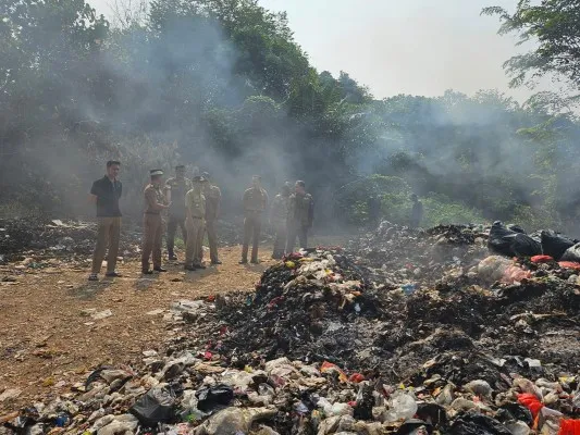 Camat Tigaraksa, Cucu Abdurrosyid saat melakukan cek lokasi sampah yang terbakar di Kampung Bugel, Kelurahan Kaduagung, Kecamatan Tigaraksa, Kabupaten Tangerang. (Poskota/Veronica Prasetio)