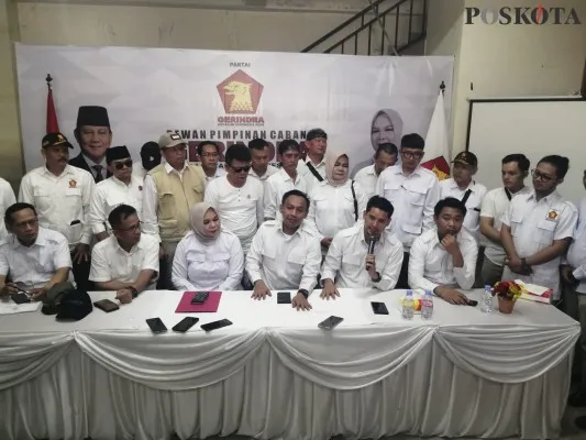 DPC Partai Gerindra Bandung Barat menggelar deklarasi bakal calon Bupati Bandung Barat, Periode 2024-2029. (Poskota/Gatot Poedji)